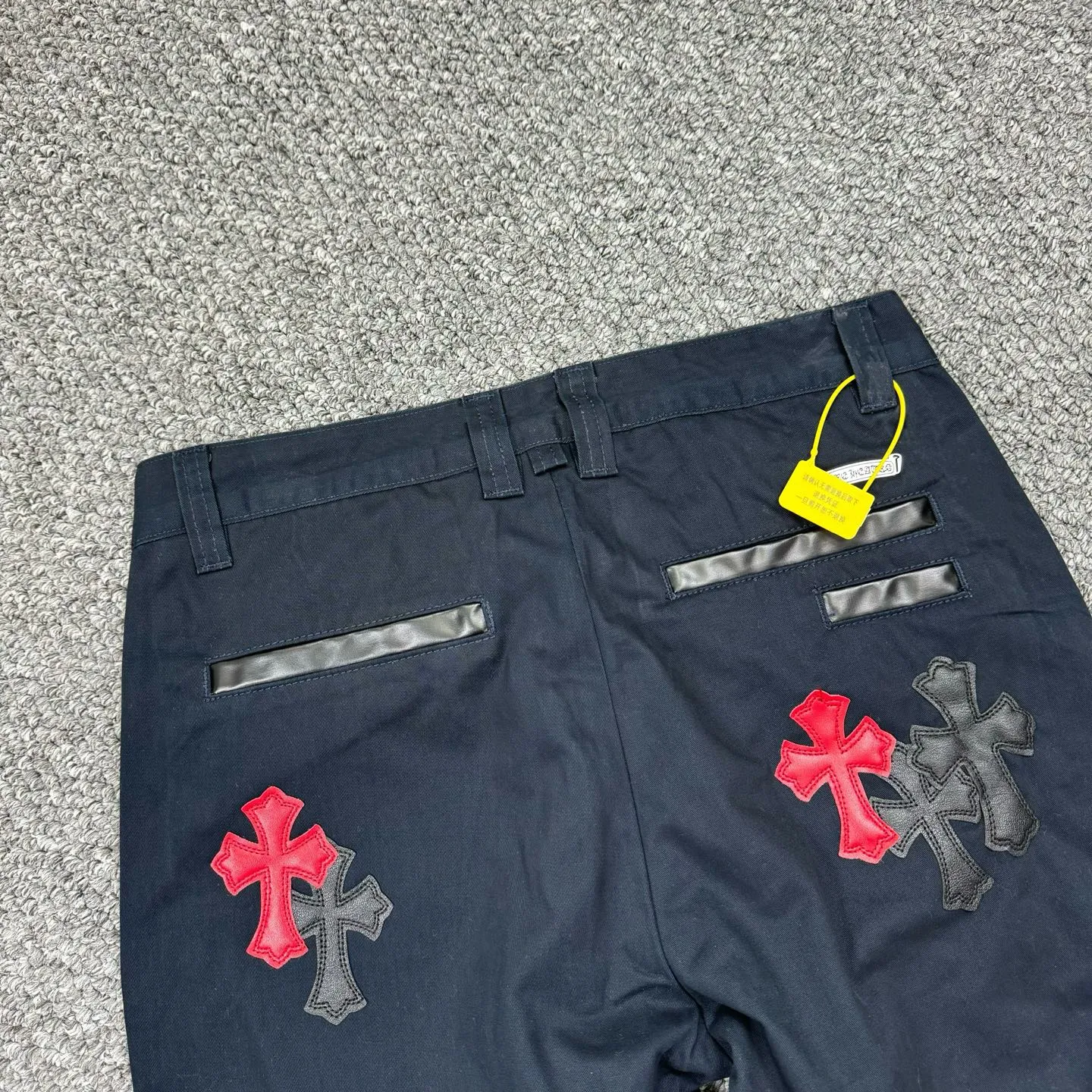 P260 model number: H852 ChromeHearts & ChromeHearts Black Basket Casual Pants Jeans Original hardware accessories washed and other hanging tags, QR code analysis is from the original factory, high degree of restoration, you are welcome to compare with a certain product ~ Three-dimensional version Loose and comfortable, not picky about body shape Make you taller and slimmer Seiko factory Original quality control Same style for men and women Can be matched with couples Versatile recommendation Necessary jeans for all seasons Hipsters have been disappointed From the quality selection of fabrics, the tailoring of details, and the matching of patterns, everything is impeccable! The upper body is so handsome when worn...it can be easily worn by men, women and children! The craftsmanship is made of heavy-duty washed pure cotton denim fabric. After washing, it is soft and thick. It is very stylish when worn on the body. Size: 28, 30, 32, 34, 36 (S-XXL) Color: Navy Blue